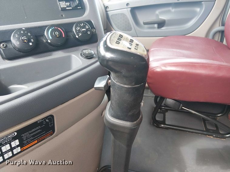 image for item EG1681 2016 Freightliner Cascadia semi truck