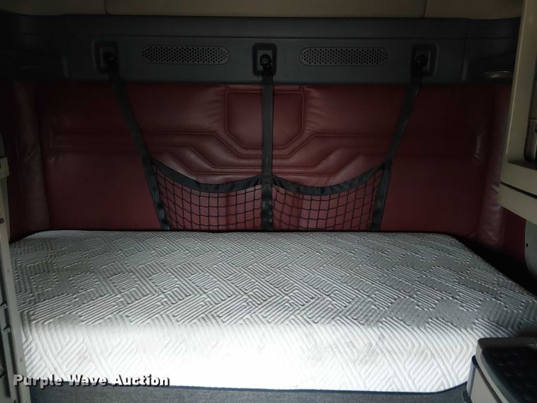 image for item EG1681 2016 Freightliner Cascadia semi truck