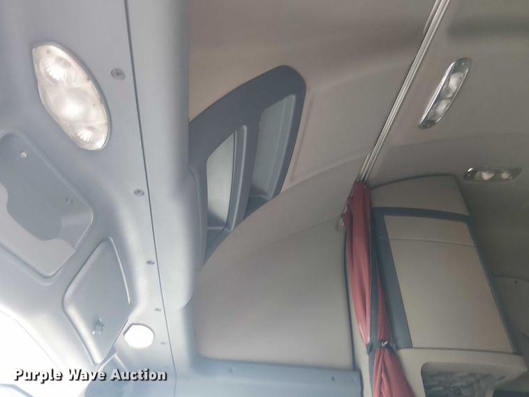 image for item EG1681 2016 Freightliner Cascadia semi truck