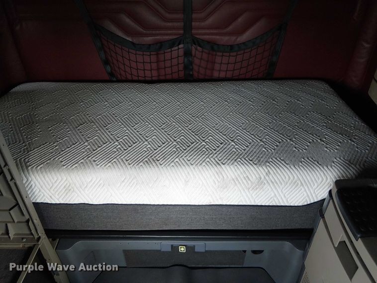 image for item EG1681 2016 Freightliner Cascadia semi truck