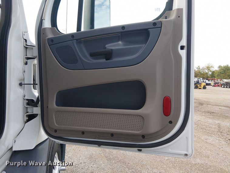 image for item EG1681 2016 Freightliner Cascadia semi truck