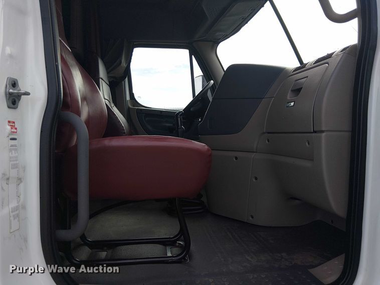 image for item EG1681 2016 Freightliner Cascadia semi truck