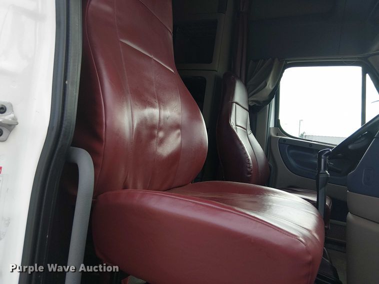 image for item EG1681 2016 Freightliner Cascadia semi truck