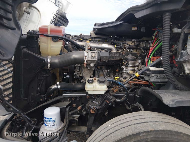 image for item EG1681 2016 Freightliner Cascadia semi truck