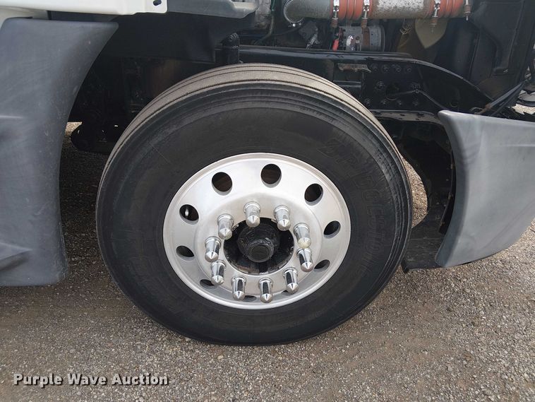 image for item EG1681 2016 Freightliner Cascadia semi truck