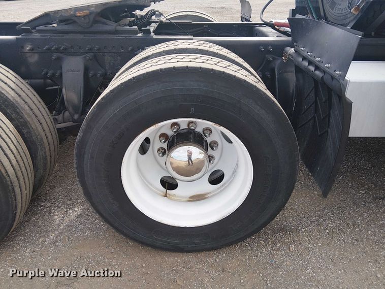 image for item EG1681 2016 Freightliner Cascadia semi truck