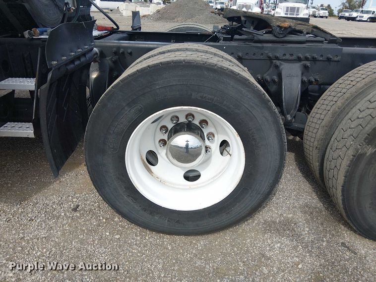 image for item EG1681 2016 Freightliner Cascadia semi truck