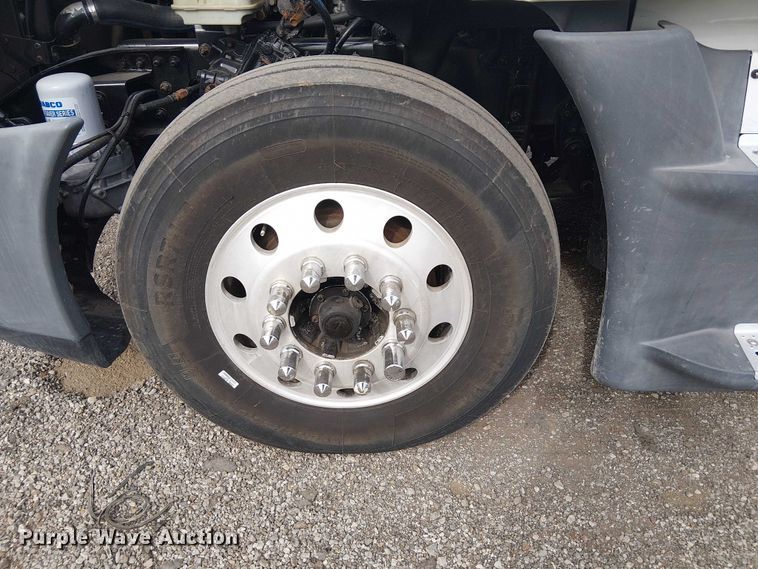 image for item EG1681 2016 Freightliner Cascadia semi truck