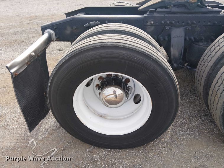 image for item EG1681 2016 Freightliner Cascadia semi truck