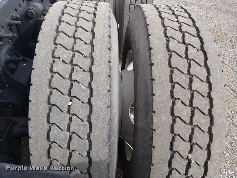 image for item EG1681 2016 Freightliner Cascadia semi truck