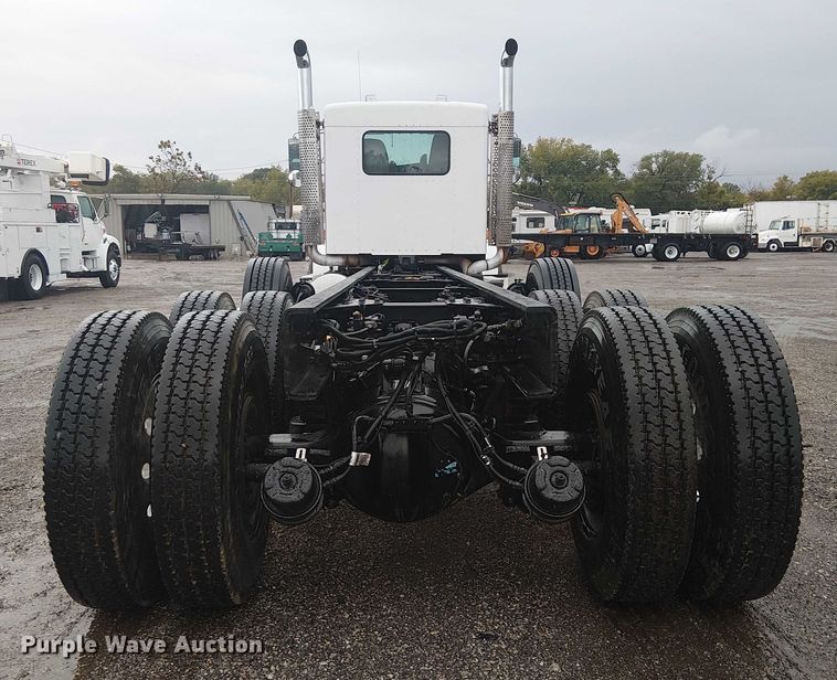 image for item EG1686 2009 Kenworth T800 truck cab and chassis