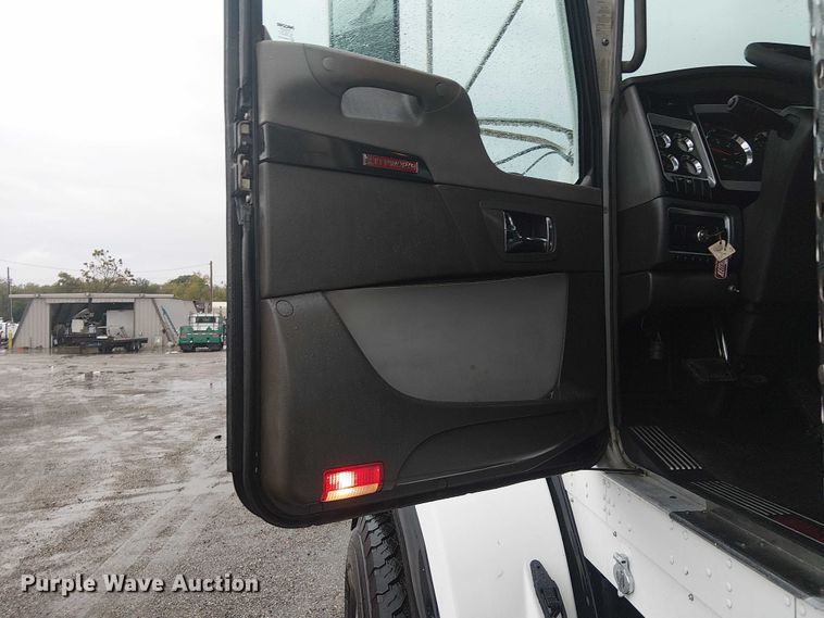 image for item EG1686 2009 Kenworth T800 truck cab and chassis