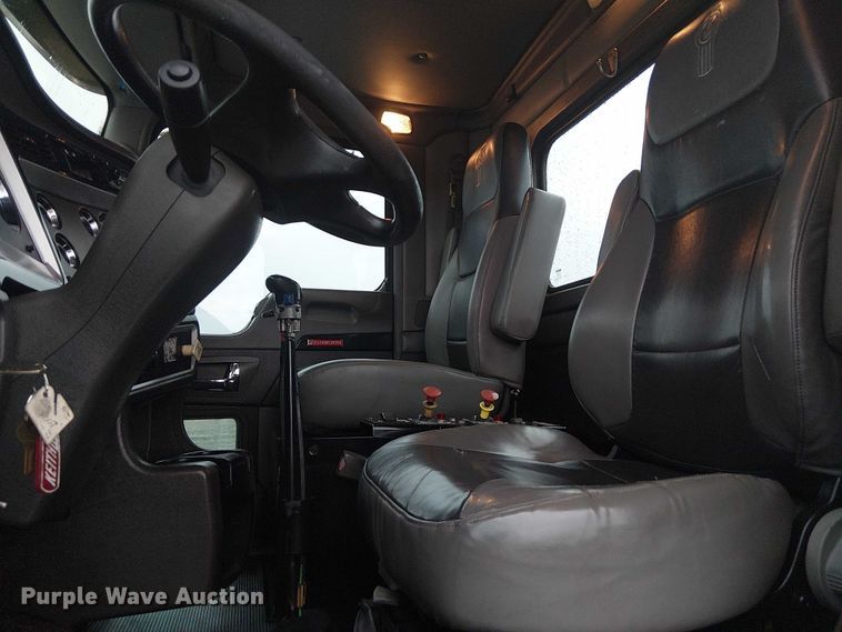 image for item EG1686 2009 Kenworth T800 truck cab and chassis