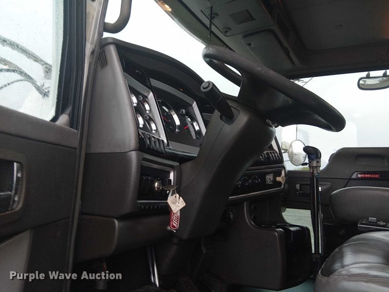 image for item EG1686 2009 Kenworth T800 truck cab and chassis