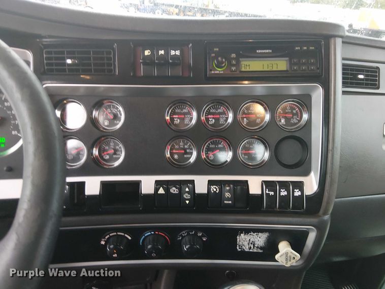 image for item EG1686 2009 Kenworth T800 truck cab and chassis