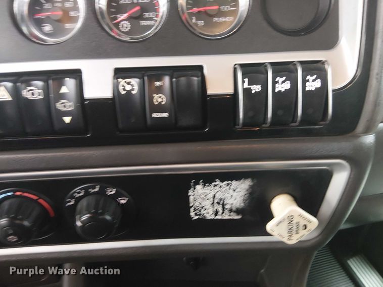 image for item EG1686 2009 Kenworth T800 truck cab and chassis