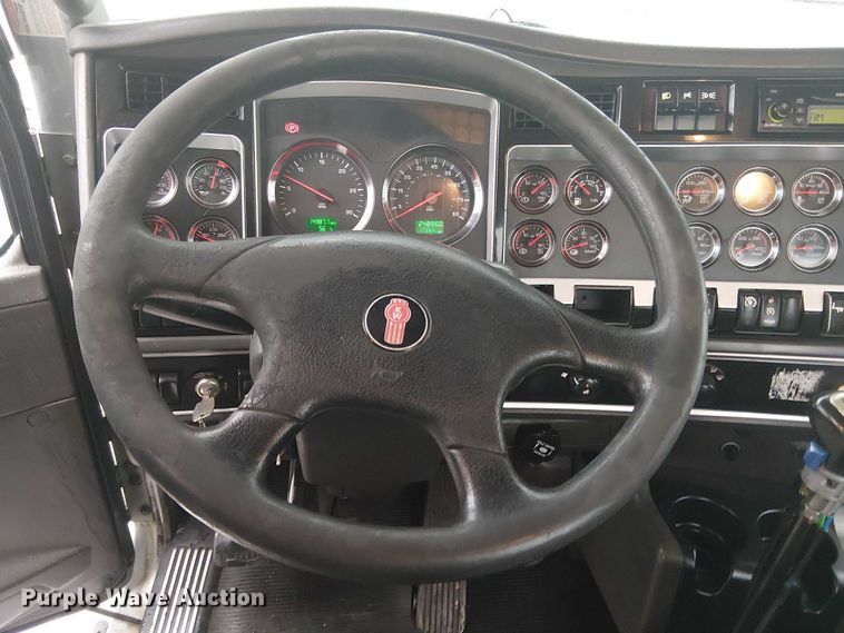 image for item EG1686 2009 Kenworth T800 truck cab and chassis