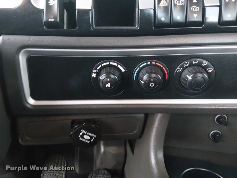 image for item EG1686 2009 Kenworth T800 truck cab and chassis