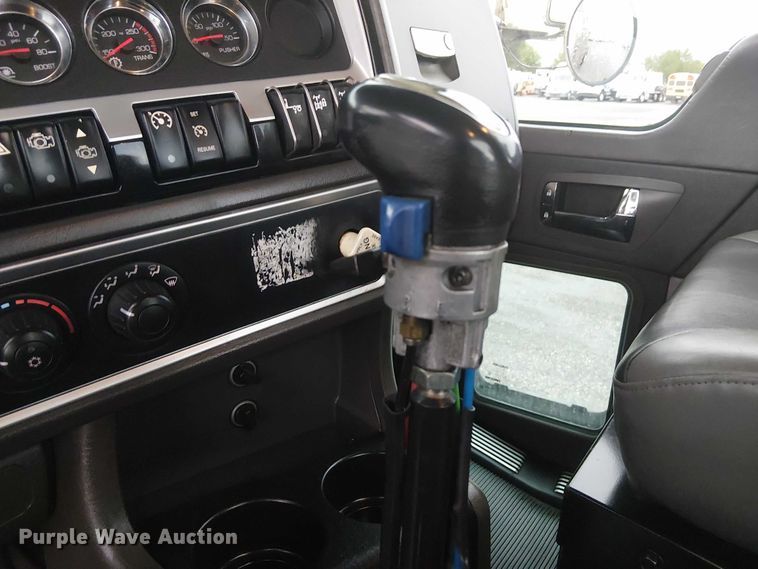 image for item EG1686 2009 Kenworth T800 truck cab and chassis