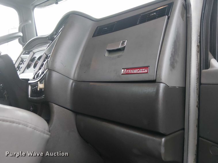 image for item EG1686 2009 Kenworth T800 truck cab and chassis