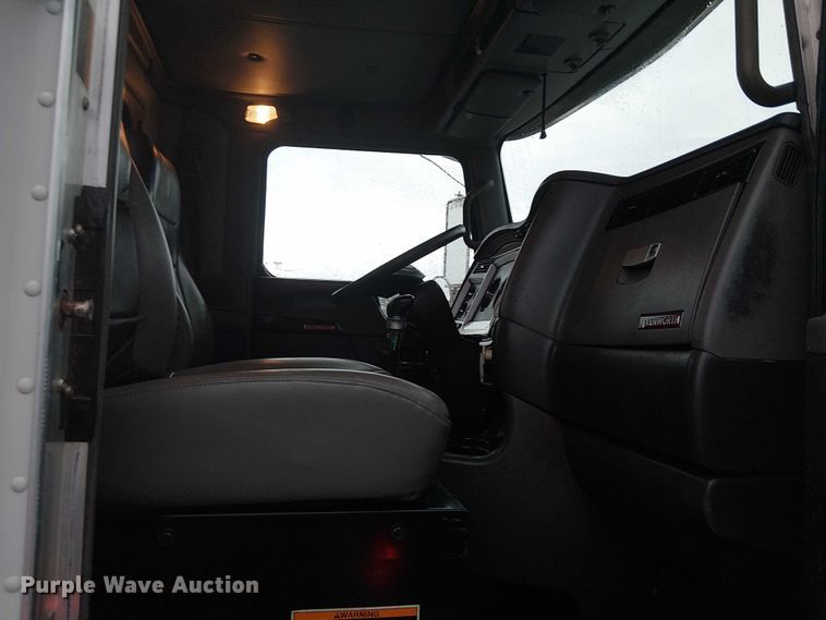 image for item EG1686 2009 Kenworth T800 truck cab and chassis