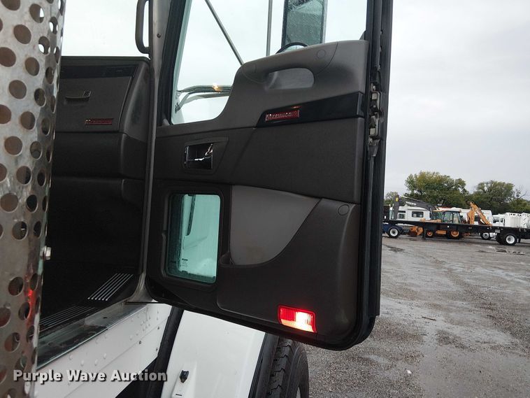 image for item EG1686 2009 Kenworth T800 truck cab and chassis