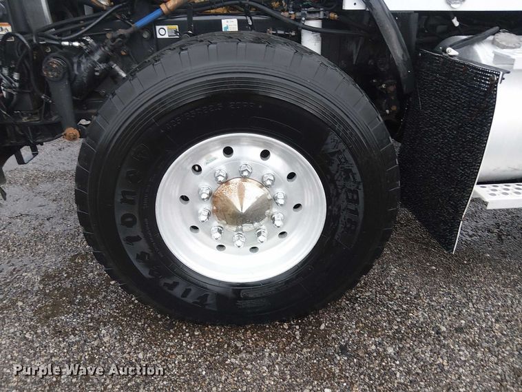 image for item EG1686 2009 Kenworth T800 truck cab and chassis