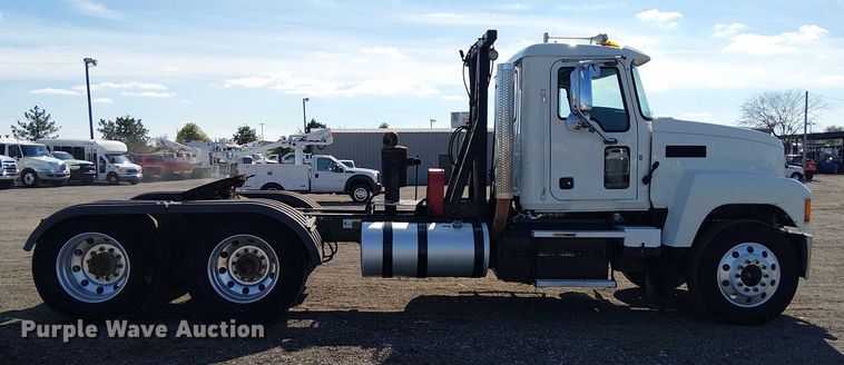 image for item EG1699 2018 Mack CHU613  semi truck