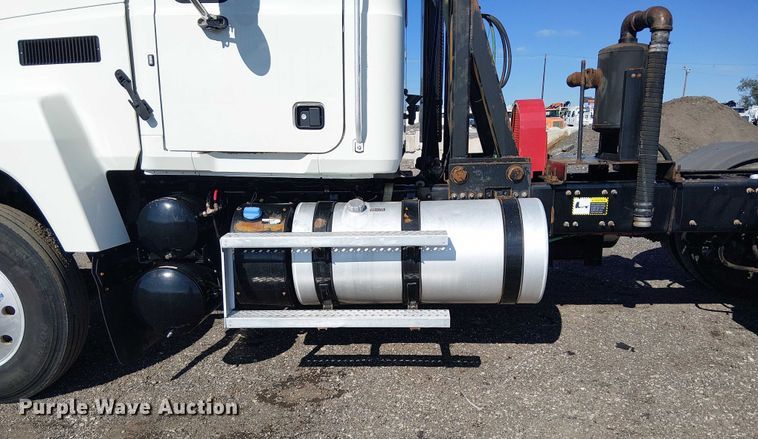 image for item EG1699 2018 Mack CHU613  semi truck