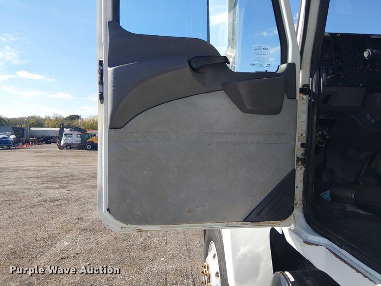 image for item EG1699 2018 Mack CHU613  semi truck