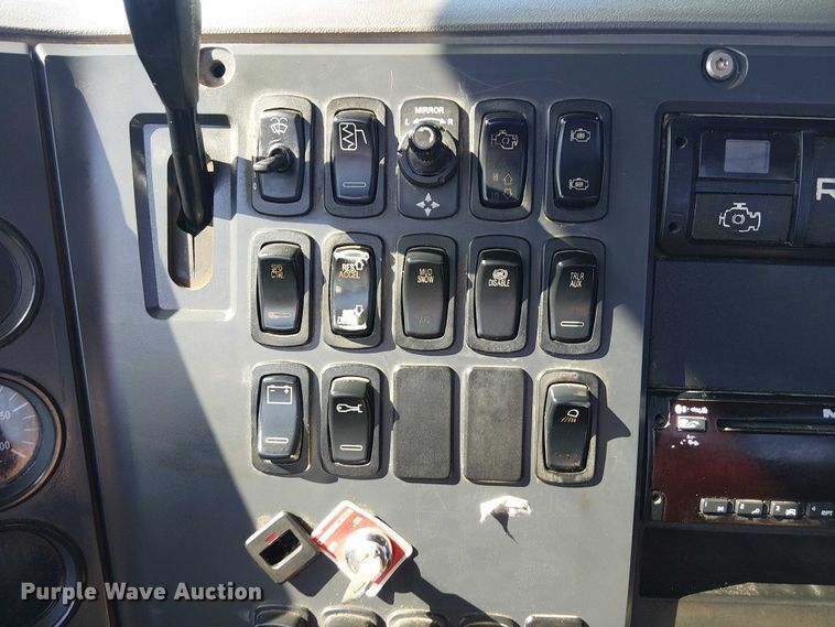 image for item EG1699 2018 Mack CHU613  semi truck