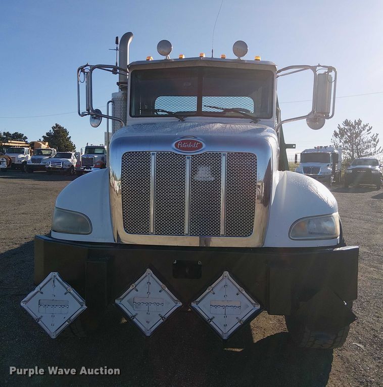 image for item EG1705 2007 Peterbilt 340 flatbed truck