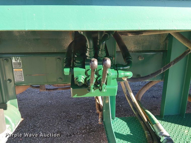 image for item EG1705 2007 Peterbilt 340 flatbed truck