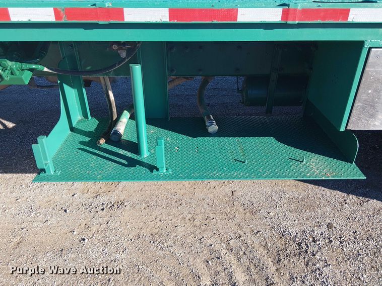 image for item EG1705 2007 Peterbilt 340 flatbed truck