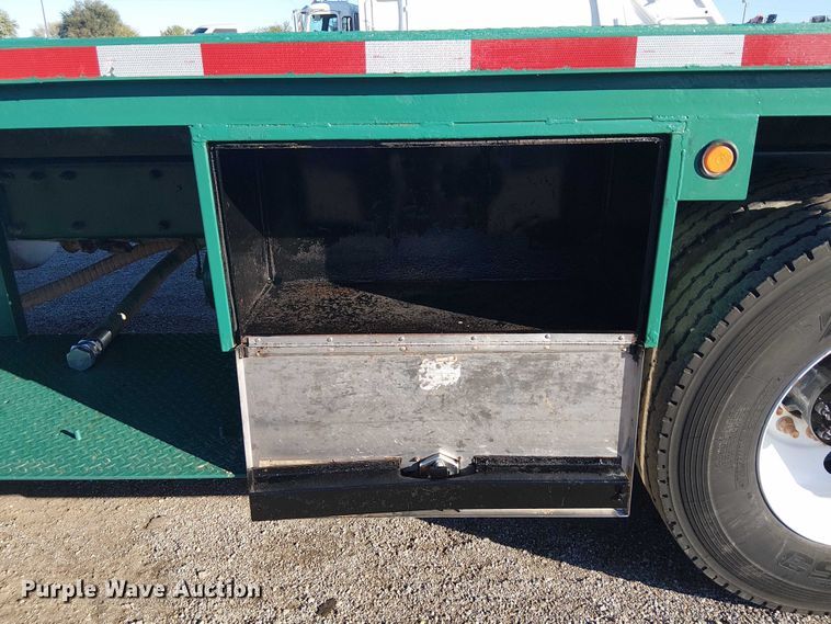 image for item EG1705 2007 Peterbilt 340 flatbed truck