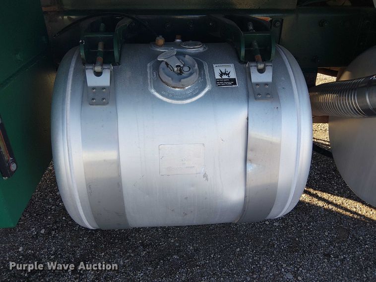 image for item EG1705 2007 Peterbilt 340 flatbed truck