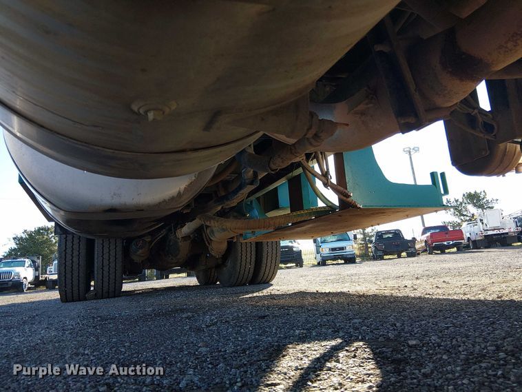 image for item EG1705 2007 Peterbilt 340 flatbed truck