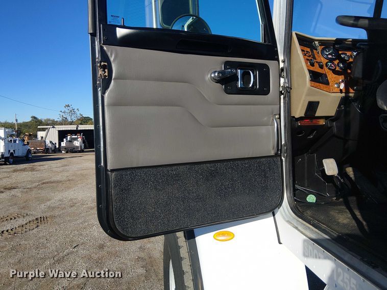 image for item EG1705 2007 Peterbilt 340 flatbed truck