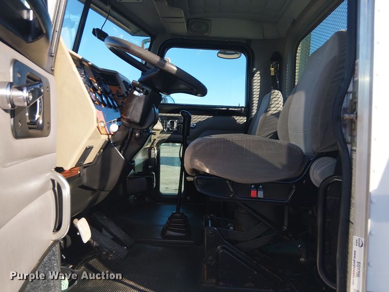 image for item EG1705 2007 Peterbilt 340 flatbed truck