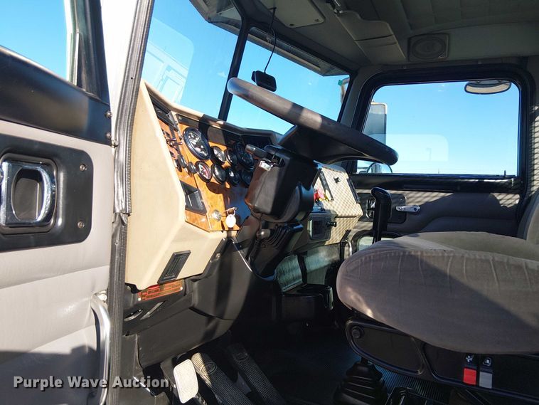 image for item EG1705 2007 Peterbilt 340 flatbed truck