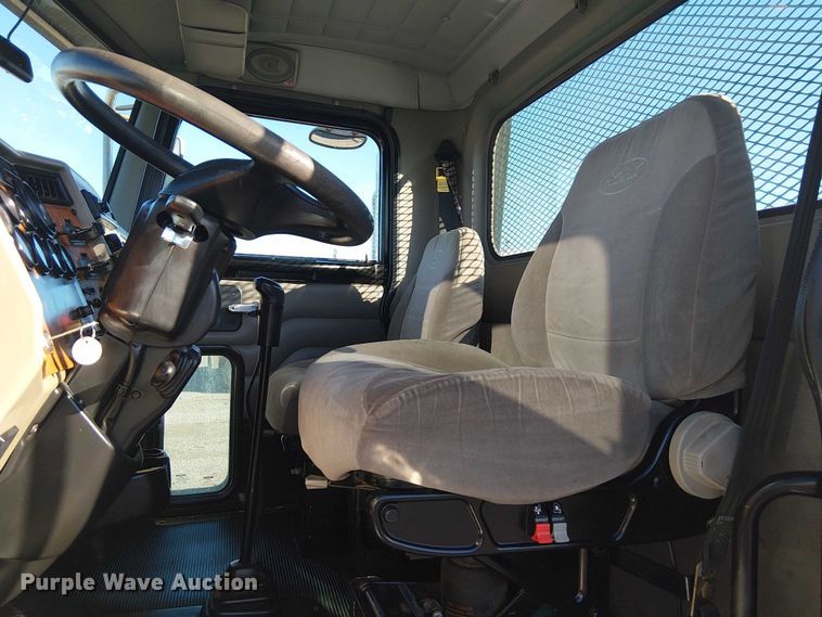 image for item EG1705 2007 Peterbilt 340 flatbed truck