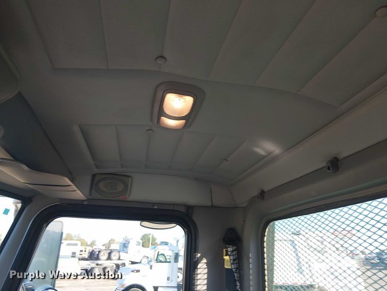 image for item EG1705 2007 Peterbilt 340 flatbed truck