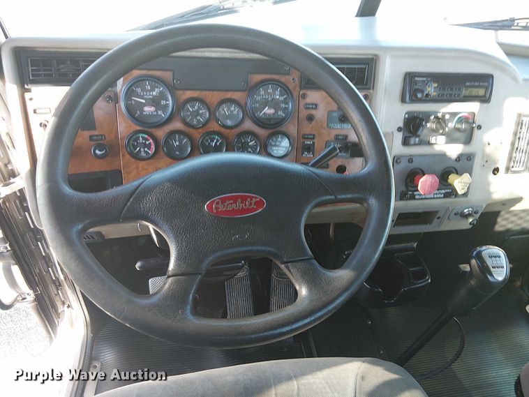 image for item EG1705 2007 Peterbilt 340 flatbed truck