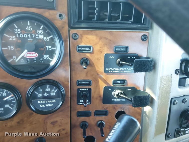 image for item EG1705 2007 Peterbilt 340 flatbed truck