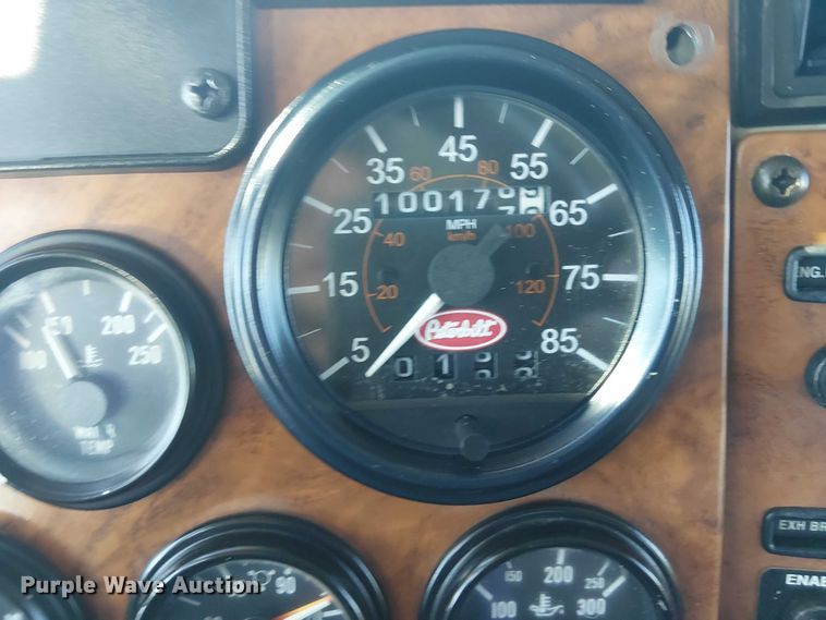 image for item EG1705 2007 Peterbilt 340 flatbed truck