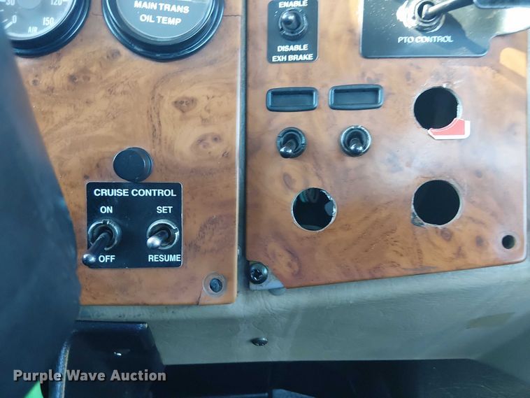 image for item EG1705 2007 Peterbilt 340 flatbed truck