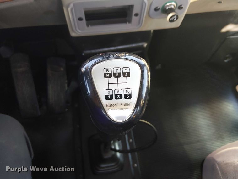 image for item EG1705 2007 Peterbilt 340 flatbed truck