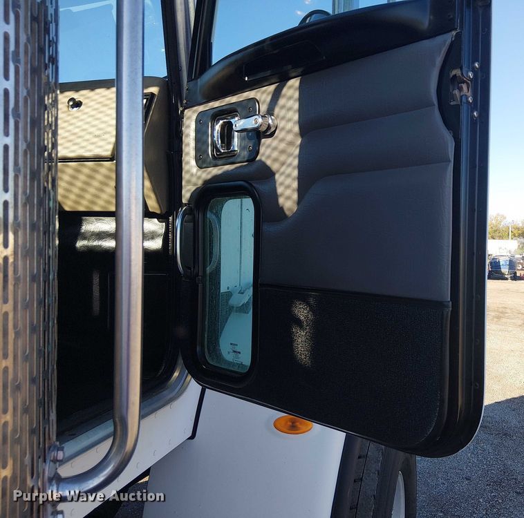 image for item EG1705 2007 Peterbilt 340 flatbed truck