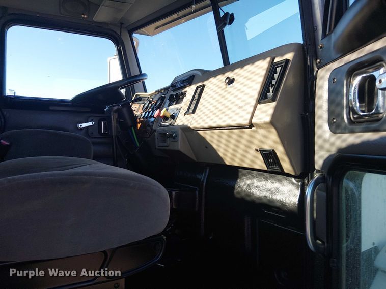 image for item EG1705 2007 Peterbilt 340 flatbed truck