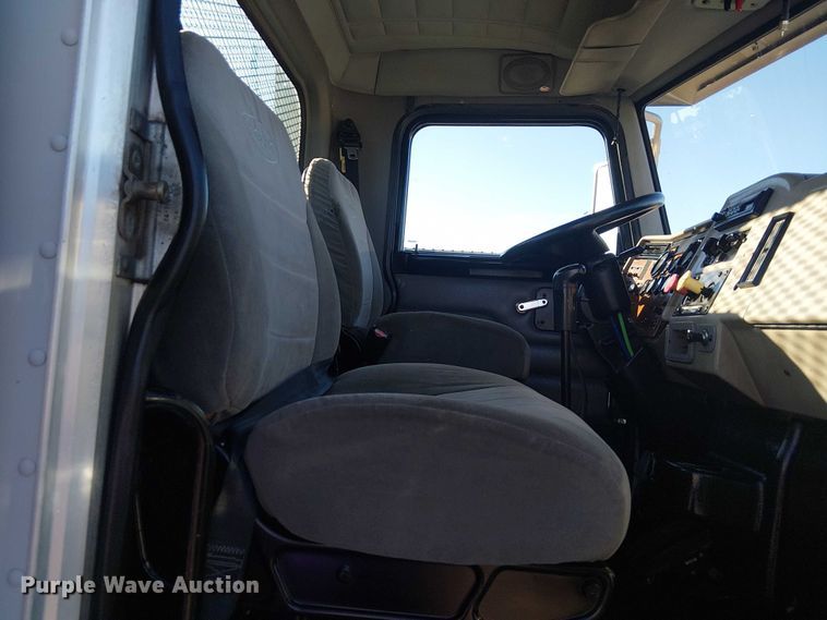 image for item EG1705 2007 Peterbilt 340 flatbed truck